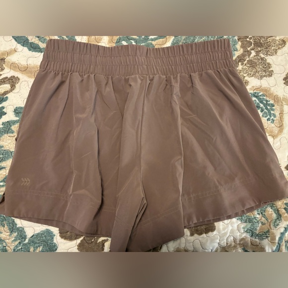 All In Motion - Shorts - Picture 3 of 3